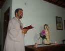 Comunidade Mãe Rainha visita casa de vizinhos proximos.